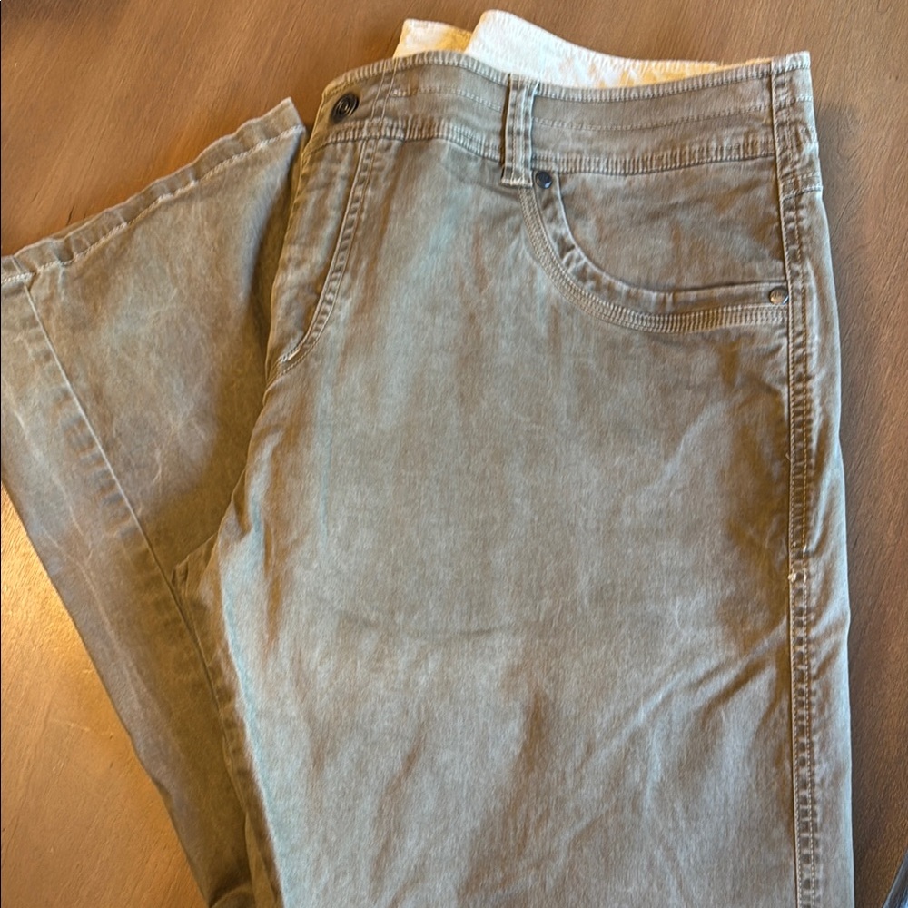 Men’s Kuhl D’Lux khaki pants